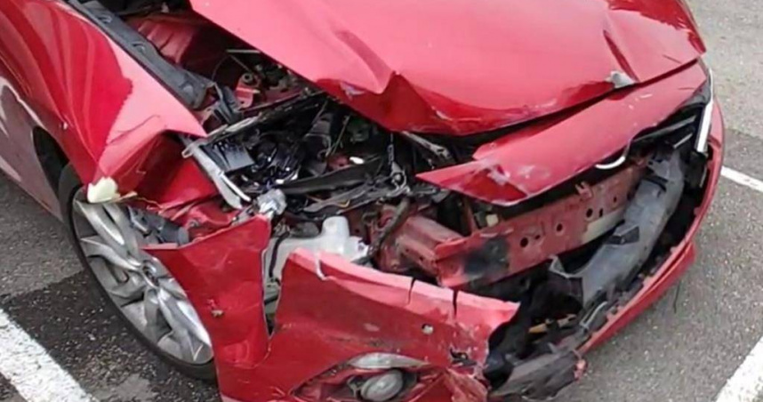 雲林縣虎尾鎮近日有輛紅色轎車，因接連違停、肇事逃逸，被民眾PO文在臉書提醒大家要注意車牌1X22汽車，警方16日表示已尋獲肇事車輛，將通知駕駛到案說明。（圖／民眾提供）