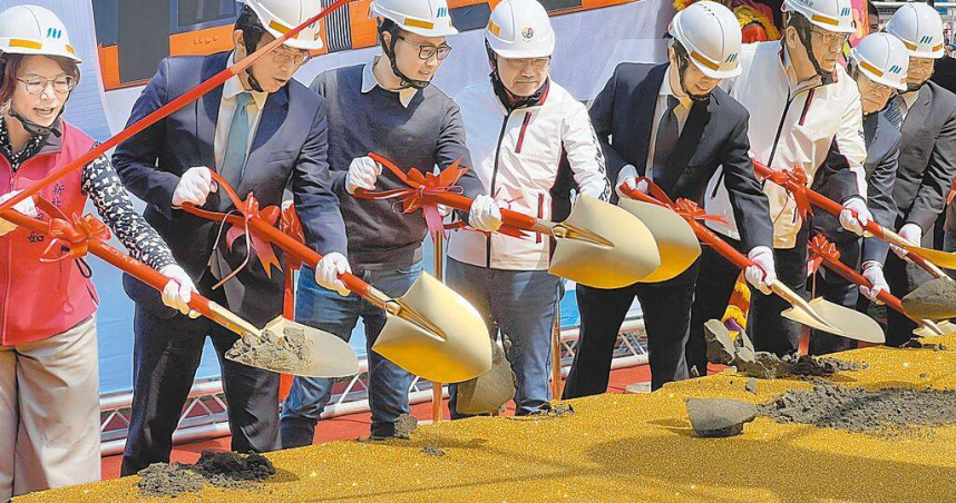 新北市長侯友宜（左四）20日出席主持捷運汐止東湖線工程開工動土典禮。（圖／中國時報王揚傑攝）