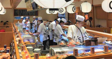 全台最大迴轉壽司開幕 58公尺最長吧台、師傅現場製作