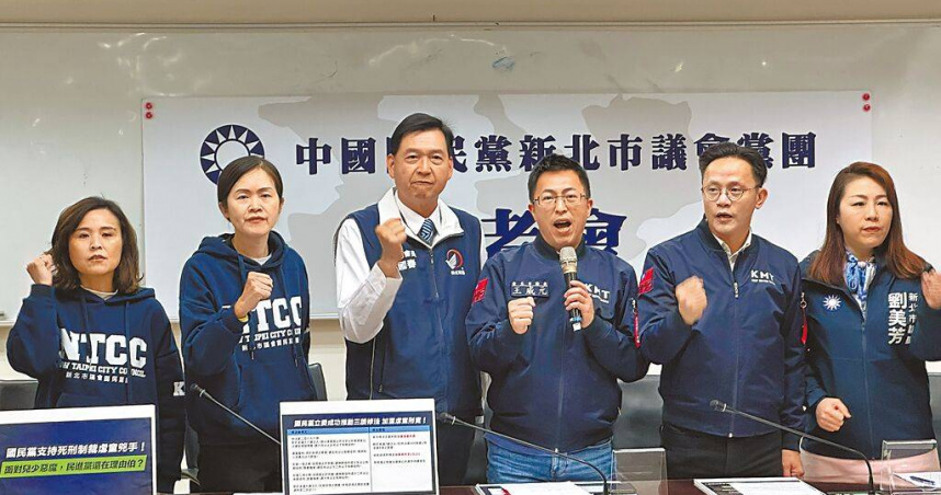 新北市議會國民黨團1日高呼「反廢死、護兒少」，要求賴政府重視虐童案。（圖／中國時報高鈞麟攝）