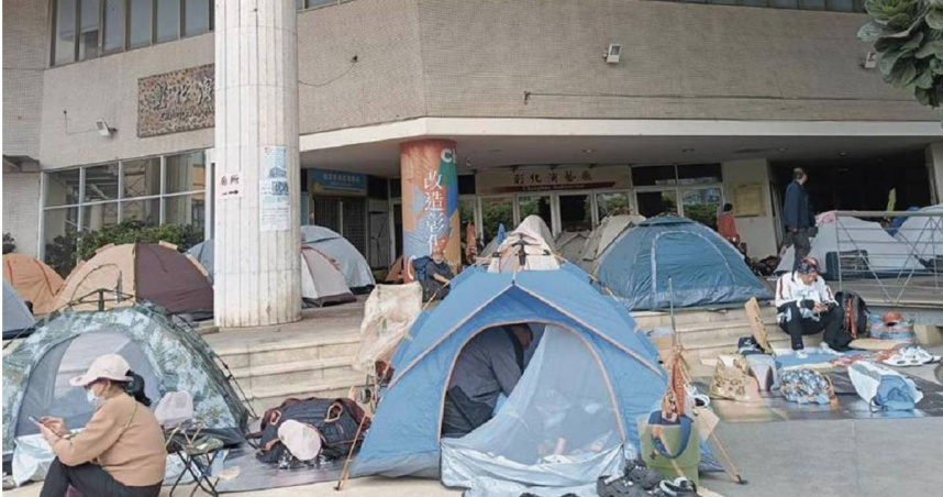 彰化縣政府大樓進行耐震補強工程而暫停開放中庭供民眾入內休息，但仍有開放化粧室，不少信眾選擇在縣府前廣場搭帳篷休息。（圖／中國時報葉靜美攝）