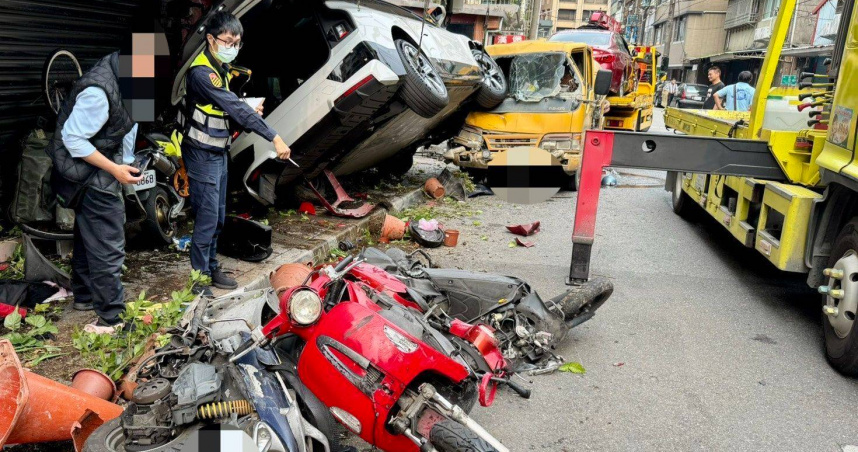 台北市士林區葫蘆街今9日下午發生車禍，駕駛疑似誤踩油門狂撞6車，殃及民宅。（圖／翻攝畫面）