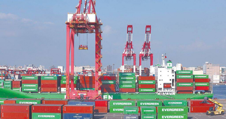 中菲行22日指出，全球海空貨運冷熱差異大，估5月中旬前難有拉貨潮。圖為高雄港第四貨櫃中心。（圖／報系資料照）