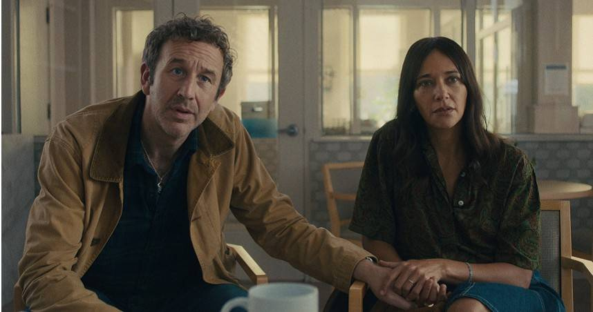 《黑鏡》第7季單元〈凡夫俗女〉描述妻子罹患腦部絕症，期待靠醫療訂閱制回到正常人生，沒想到夫妻倆生活一路失控。（圖／Netflix提供）