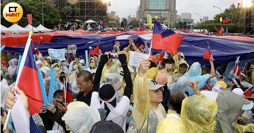 鄭麗文痛批，賴總統強硬反擊426集會的談話，不僅邏輯有嚴重問題，也代表總統根本不在乎在野黨，只能嘆「郎心似鐵」。圖為群眾冒著大雨參加426集會（圖／方萬民攝）