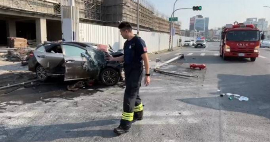高雄1輛轎車自撞竄出火舌，導致駕駛受困OHCA，消防人車趕抵迅速破窗送醫搶救。（圖／翻攝畫面）
