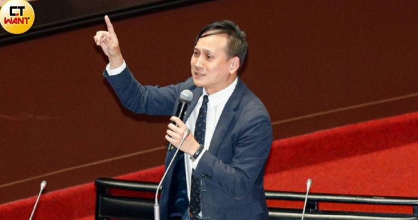 葉元之提醒政府要正視關稅戰對民生經濟的衝擊，不要以為只要大罷免通過，執政的所有問題就真的會迎刃而解（圖／黃耀徵攝）