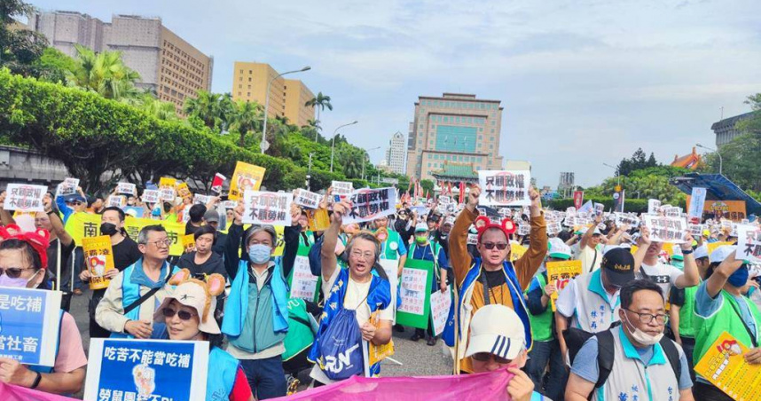 今天是五月一日勞動節，多個勞團及工會上街並提出7大訴求。（圖／中國時報林良齊攝）