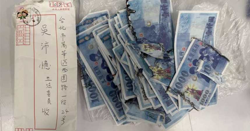 民進黨立委吳沛憶服務處今(2)日收到匿名信件，內容物為一疊「焚燒過」的冥紙，疑似暗示死亡威脅。（圖／吳沛憶辦公室提供）