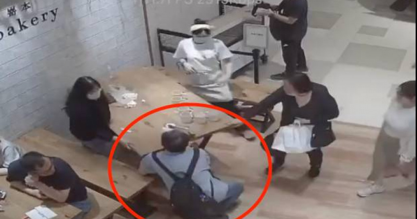 藍衣男不滿時間到被服務人員提醒該離場，怒翻桌發洩。（圖／Threads／@h5nryt）