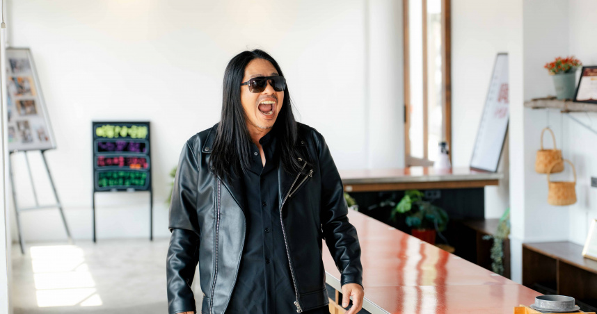 乱彈阿翔以一身黑色皮衣墨鏡超帥登場《營業中》，姚元浩跟乱彈阿翔「浩腳翔起」終於重聚。（圖／好看娛樂提供）