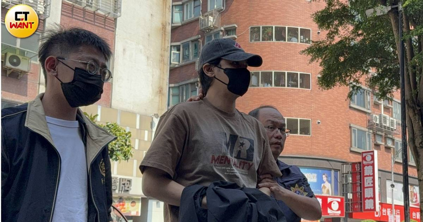 陳零九陷入閃兵風波，警方於板橋將其帶回警局訊問以釐清案情。（圖／沈建邦攝）