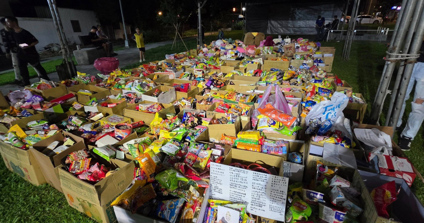 三峽北大國小外19日發生嚴重車禍，帶走3條人命，民眾自發性拿祭品至現場悼念。（圖／iBeta 愛北大臉書）