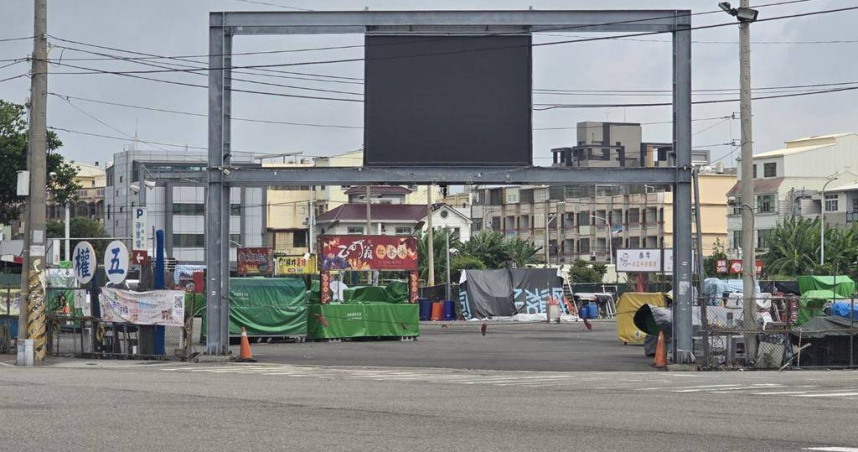 台中市清水區五權夜市1日晚間驚傳兄弟鬩牆，持斧頭砍人事件。（圖／民眾提供）