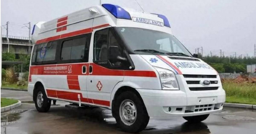 廣東湛江市一名老人因多重疾病纏身，家屬也決定放棄治療，送爺爺回家「落葉歸根」。不料卻喊來一輛明顯違規的「山寨救護車」，短短3公里路程向家屬收取了人民幣1800元（約新台幣7500元）的高昂費用。（圖／翻攝微博）