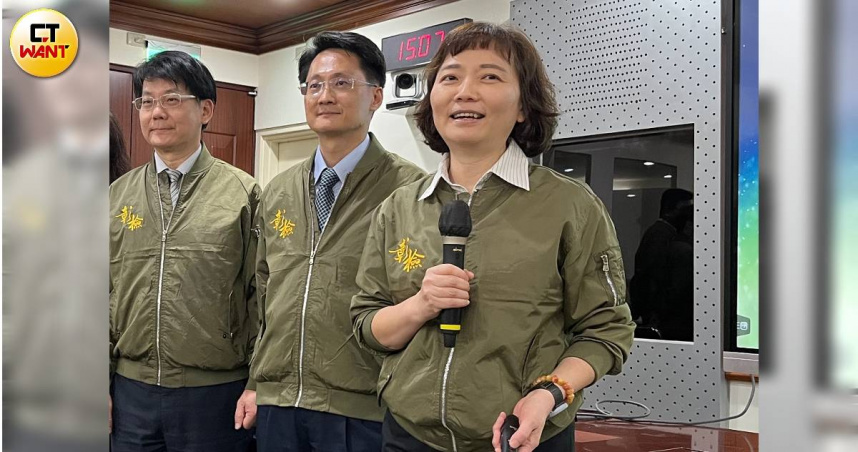 法務部檢察司研擬律師法修正草案獲行政院通過，圖中持麥克風為檢察司長張曉雯。（圖／項程鎮攝）