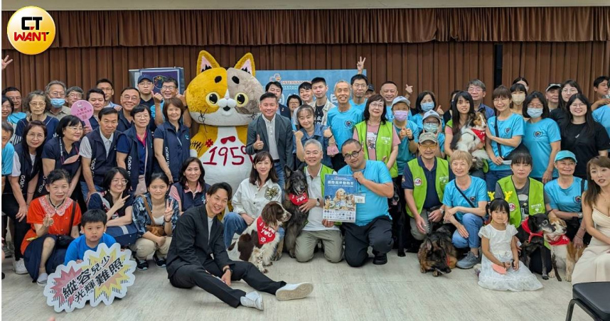 台北市議長戴錫欽與市議員許淑華、陳宥丞8日出席國際同伴動物日活動，與活動志工合影。（圖／甯其遠攝）