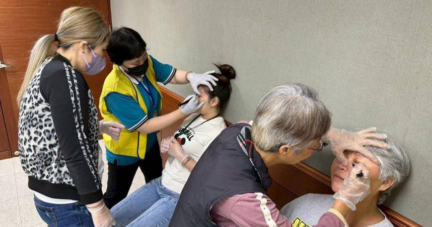 互為操作，實際演練撥筋手法。（高雄市政府社會局提供／林雅惠高雄傳真）