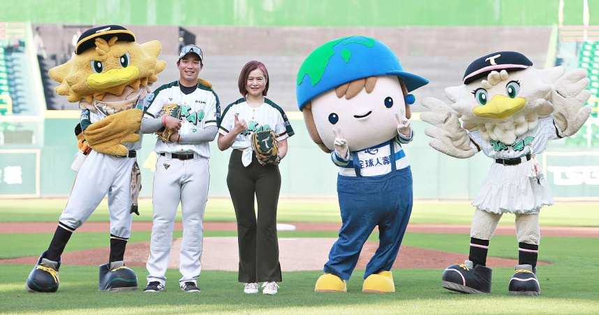 全球人壽14日與台鋼雄鷹舉辦「來KID TAKAO家」親子主題日，活動邀請全球人壽董事長林文惠（左三）與台鋼雄鷹球員紀慶然（左二）代表進行公益開球（圖／全球人壽提供）。