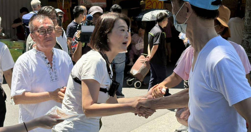國民黨王鴻薇（中）今與台北市副市長李四川（左）一同掃街宣講，為不同意罷免拜票衝刺。（圖／中國時報邱芊攝）