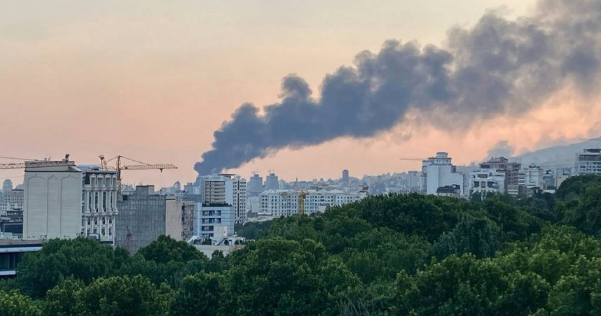 伊朗國家電視台大樓因飛彈襲擊而爆炸發出濃煙。（圖／達志／美聯社）
