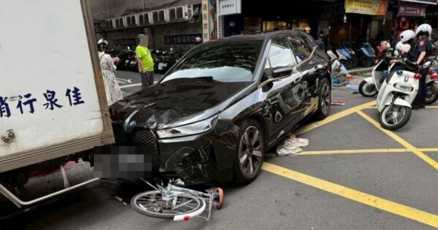台北市一名74歲曾姓老翁駕駛BMW衝撞路邊16輛機車與腳踏車,導致一名婦人受傷送醫治療。(圖/翻攝畫面)