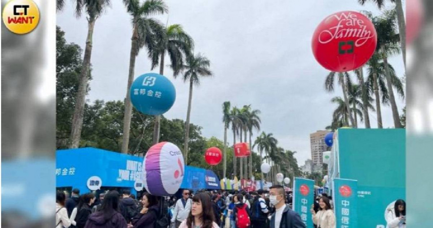 中信金24日收在43.75元，創下十年來新高。（圖／李蕙璇攝）