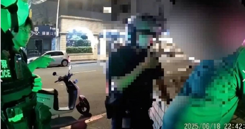 北市一名蘇姓男子日前喝醉酒搭乘小黃，不但拒絕付錢還打斷司機眼鏡，又對著趕到現場的員警揮拳。(圖／翻攝畫面)