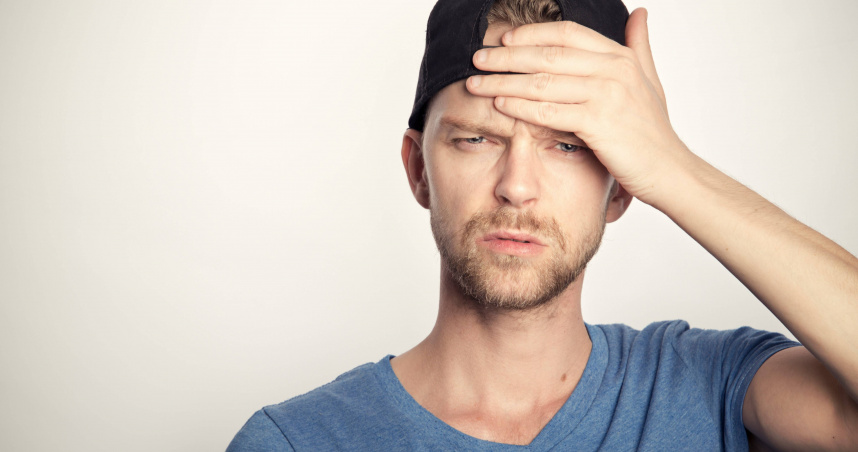 張家銘建議，每天洗臉時多花10秒，沿著鼻翼、臉頰、下巴向下撫過脖子，就能夠「清腦保養」。（示意圖／翻攝自unsplash）