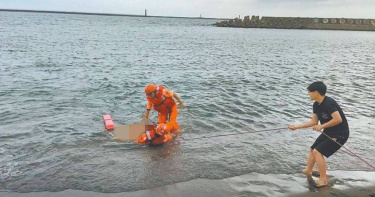 高雄蔡翁海泳時遭3浪犬襲擊而死,相驗結果出爐為大量出血而亡。(圖/翻攝畫面)