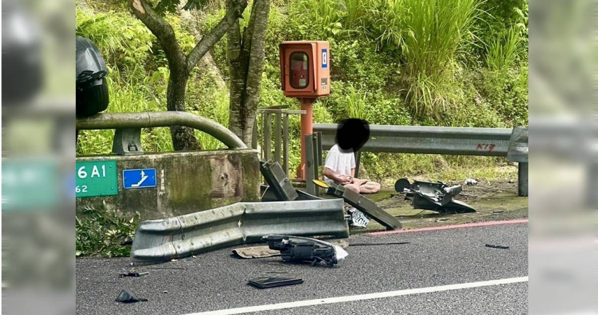 黃姓男子7日開車行經國道6號追撞前車，他自行脫困，淡定地坐在高速公路旁打坐。（圖／民眾提供／中國時報記者楊靜茹南投傳真）