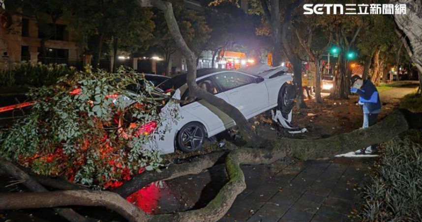 信義區凌晨發生一起離奇車禍命案。（圖／翻攝三立新聞網）