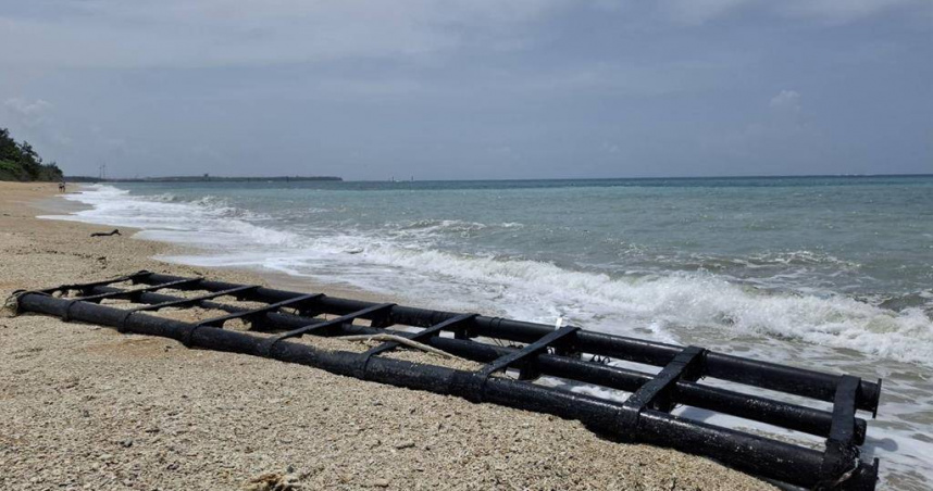 颱風丹娜絲重創中南部的太陽能光電設施，台南、高雄、屏東沿岸地區這幾天都出現太陽能模組殘骸，現在又傳出在距離嘉義布袋外海30海浬的澎湖林投沙灘，8日也有發現1組太陽能模組浮具。（圖／報系資料照）