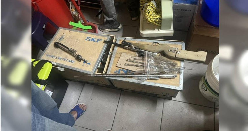 中壢警分局攜手基隆市刑警大隊及新埔警分局，偵破新竹縣新埔鎮1處非法改造槍械處所，現場共查獲非制式火藥長槍1枝、鋼管槍1枝及大批槍枝零件，全案訊後依《違反槍砲彈藥刀械管制條例》移送偵辦。（圖／中壢警分局提供）