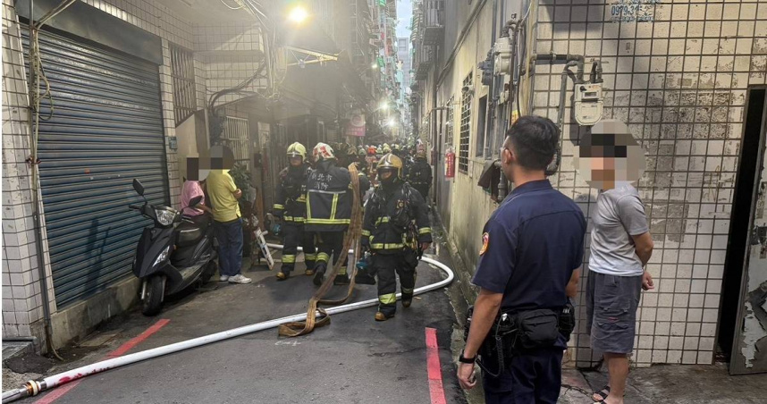 三重今清晨爆發火警，1老翁成焦屍4貓1狗嗆傷死亡。（圖／翻攝畫面）
