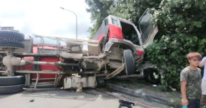 水泥預拌車與自小客車擦撞，水泥預拌車翻覆，包括水泥預拌車駕駛、自小客車駕駛及副駕乘客3人受傷，自小客車車體嚴重變形，乘客一度受困車內，由消防人員動用破壞器材救出。（圖／民眾提供）