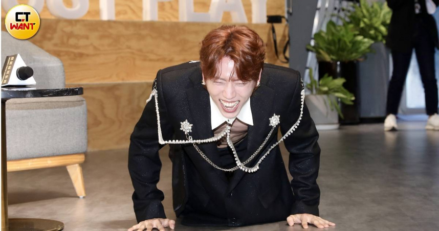 被問到身材管理秘訣，張東雨突然開始伏地挺身，連做24下才起來。（圖／侯世駿攝）