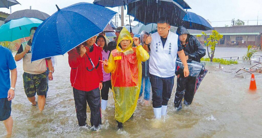 雲林縣水林鄉部分村落淹水逾30公分，公所28日上午宣布停止上班、上課，縣長張麗善（前排中）前往勘災。（圖／中國時報張朝欣攝）