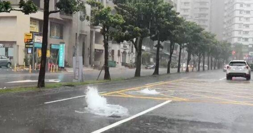 強降雨人孔蓋狂噴水柱成奇觀。（圖／翻攝畫面）