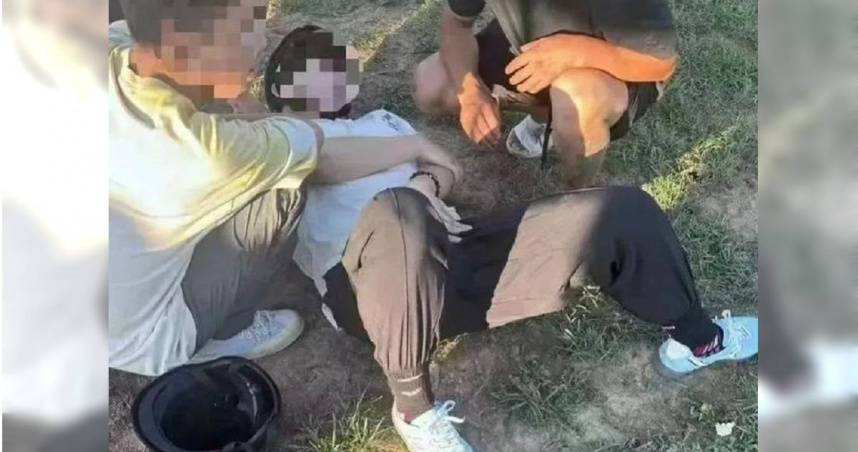 大陸一名男子去長白山旅遊，在當地一處馬場要騎馬前，沒按照警示嚇到馬匹，遭馬狠踹生殖器官後疼痛倒地。而涉事馬場已遭相關單位勒令停業，將進行整頓。（圖／翻攝自微博）