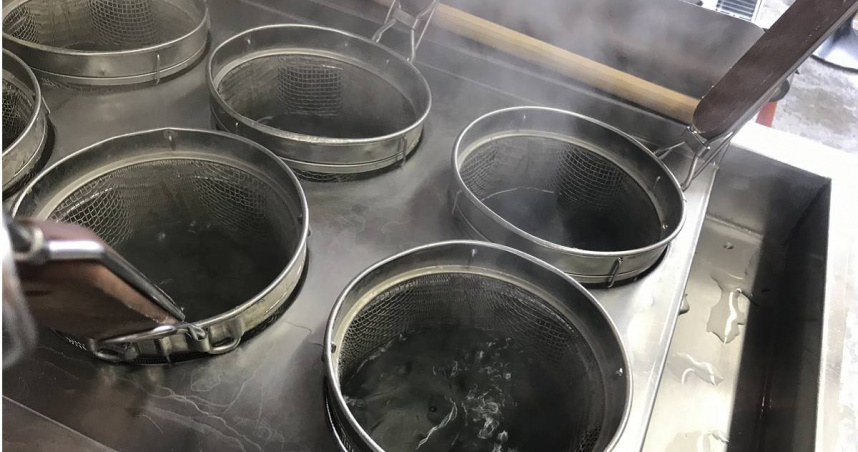 有位65歲左右的婦人到麵店用餐，竟將筷子直接插進煮麵鍋「高溫殺菌」。圖僅示意，與本文無關。（示意圖／翻攝自photoAC）