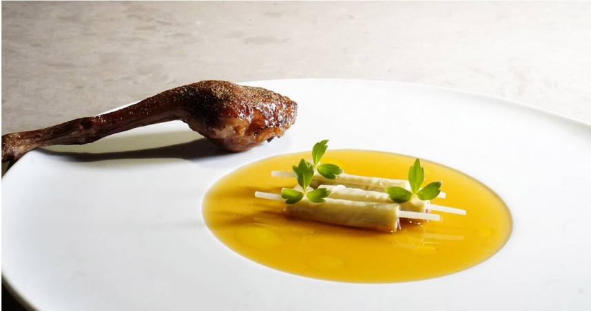 主菜「芷羽凝香」選用屏東乳鴿以「鴿胸冷盤」和「香炸乳鴿腿」雙吃方式呈現，藥材香氣十足、如同進補藥膳。（圖／魏妤靜攝）