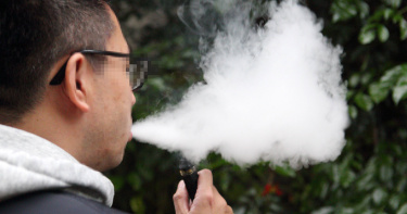 喪屍菸彈利用電子菸方便吸食，在年輕族群間氾濫。（示意圖／報系資料照）