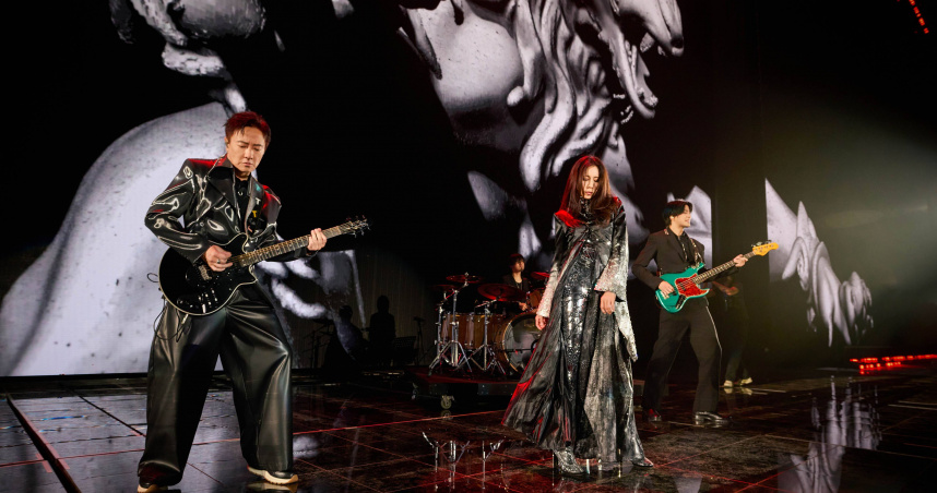 莫文蔚攜手限定樂隊「The Masters」推出專輯《Karen Mok & The Masters》。（圖／地球娛樂提供）