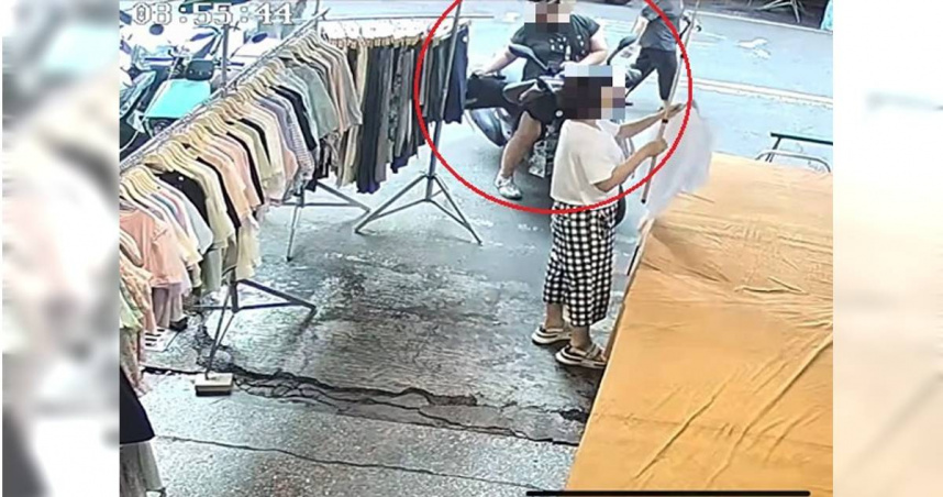 王姓女子騎機車在向上市場攤位前快閃扯走2件短褲，監視器清楚拍下犯案過程不到1分鐘。（圖／翻攝畫面）