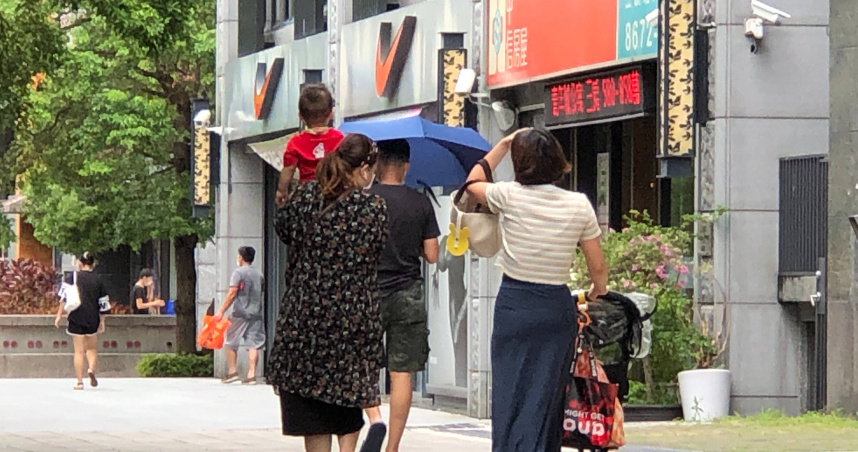 央行今(8)日宣布，原本在買房的1年內賣掉舊屋，則可避免受第2戶限貸5成之限制，現在延長售屋時間認定至1年半時間。（示意圖／CTWANT資料室）