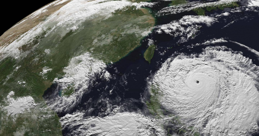 氣象粉專分享樺加沙轉強颱的瞬間。（圖／翻攝自臉書，用事實說颱風）