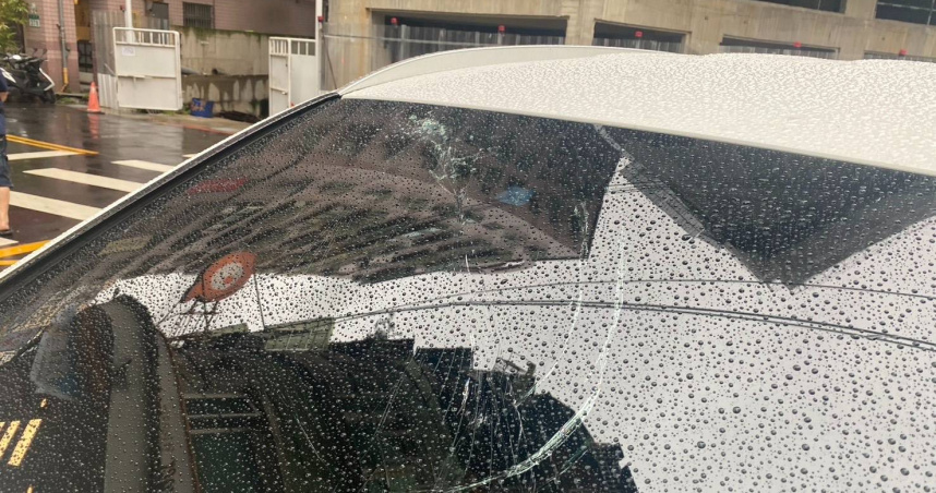 新莊工地發生鐵條掉落意外，轎車遭砸擋風玻璃受損。（圖／翻攝畫面）