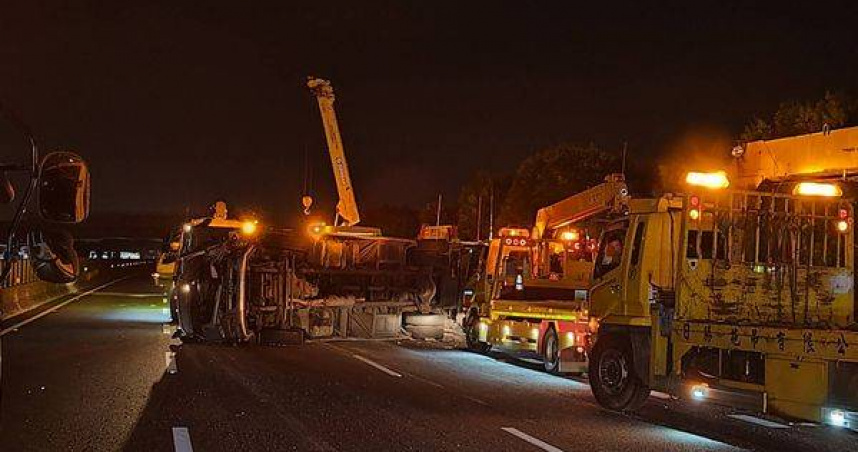 大貨車猛推小貨車翻覆釀3傷。（圖／翻攝畫面）