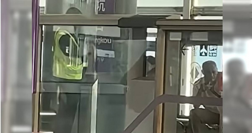 男子8日上午在捷運站抽菸吃檳榔，保全上前勸阻，他竟對保全動粗。（圖／翻攝畫面）